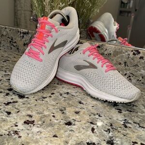 Brooks Revel 2 Size 6 EUC GREAT COLOR